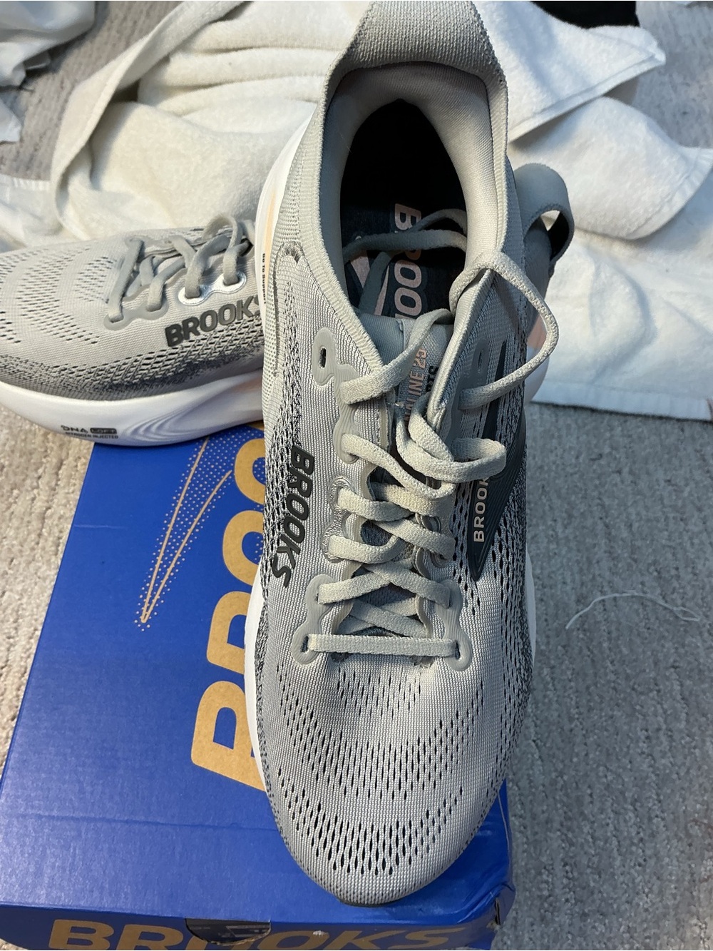 10 WIDE Brooks Women’s Adrenaline GTS 25 (10 WIDE) ship without box